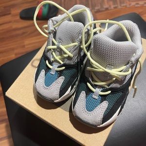 ❌SOLD❌Yeezy Boost 700.